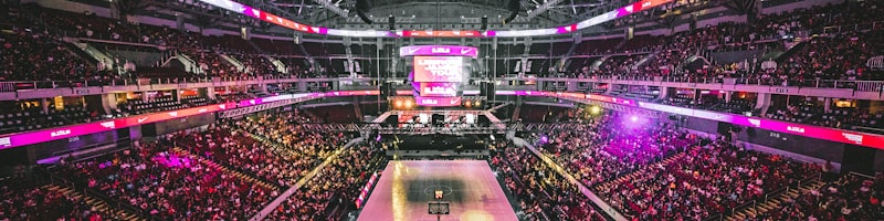 WNBA女子篮球比赛 - 球员突破上篮