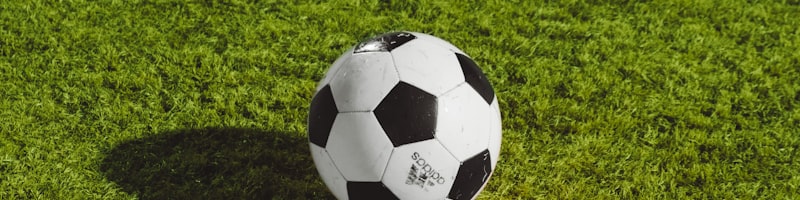 欧洲冠军联赛决赛精彩瞬间 - 球员激烈拼抢